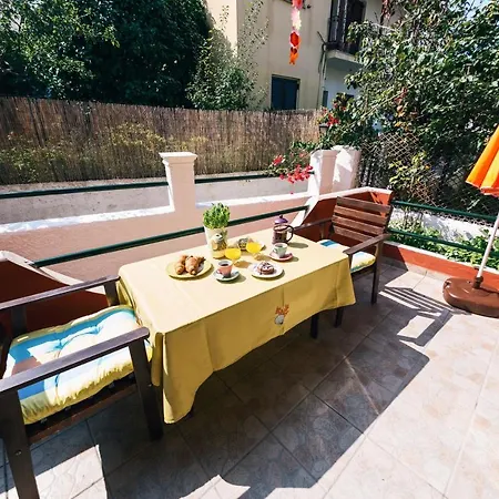 Anna Near The アパート